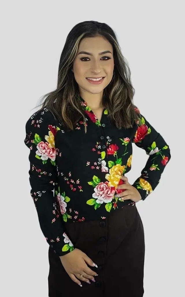 Modelo usando camisa de viscose floral