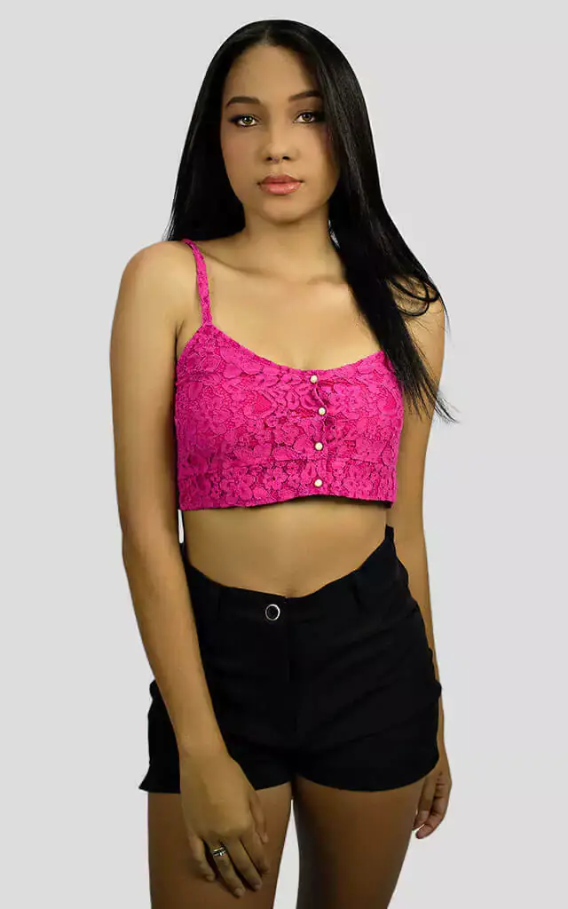 Modelo usando cropped pink de renda guipir