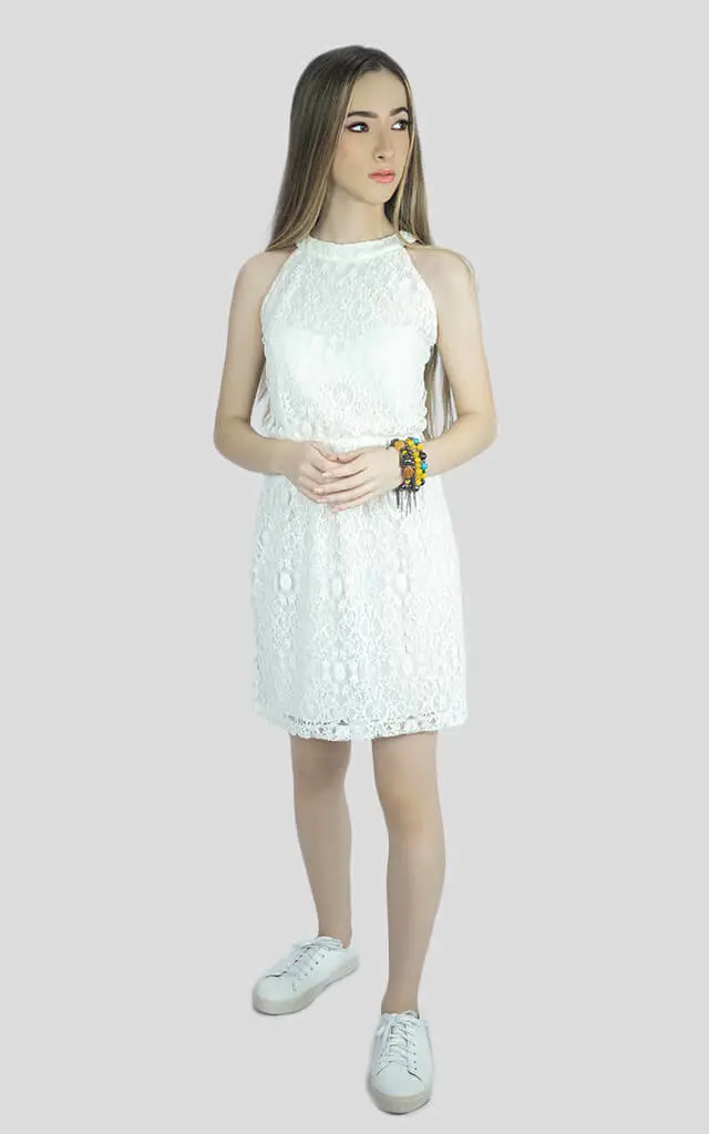 Modelo usando vestido feito com o tecido renda com forro